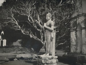 Steinfigur nahe der Ruwanwali-Dagoba, Anuradhapura von Unbekannt