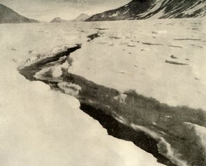 Strom von fließendem Wasser in der Mitte des Ferrar-Gletschers im Hochsommer, ca. 1908, 1909