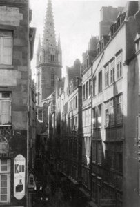 Straßenszene mit Kathedralenturm, St. Malo, Bretagne, Frankreich
