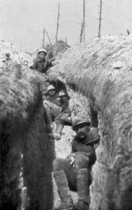 Tragen von Verwundeten in einem Graben, südlich von Cornillet, Erster Weltkrieg, 20. Mai 1917 von Unbekannt