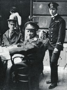 Unterleutnant Prinz Albert serviert Tee an verwundete Soldaten im Buckingham Palace, 1916 von Unbekannt