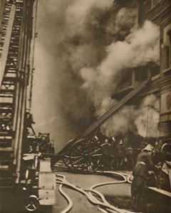 Brandbekämpfung in einer engen Stadtstraße, ca. 1935 von Unbekannt