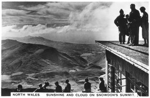 Sonnenschein und Wolken auf dem Gipfel von Snowdon, Nordwales