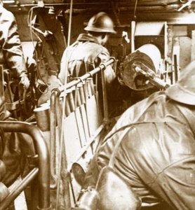 Panzerinnenraum, um 1914-1918 von Unbekannt