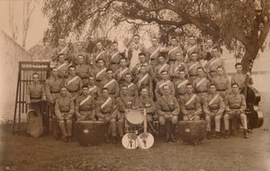 Das Bataillonsorchester des Ersten Bataillons, Das Queens Own Royal West Kent Regiment. Poona, Indien, 1 von Unbekannt