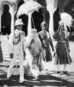 Die Begum von Bhopal begleitet den Prinzen von Wales zur Durbar-Halle, Indien, 1921 von Unbekannt