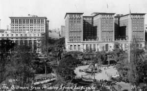 Das Biltmore vom Pershing Square, Los Angeles, Kalifornien, USA, ca. 1933 von Unbekannt
