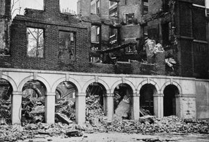 Die Kreuzgänge im Tempel nach dem Brand, 1941 von Unbekannt