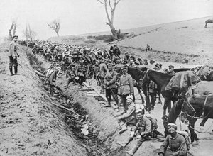 Der deutsche Vormarsch durch Galizien: Ein Biwak von Truppen am Straßenrand, 1915 von Unbekannt