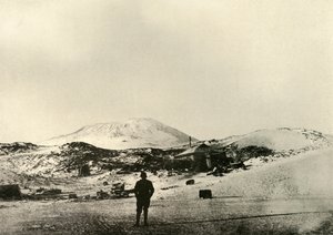 Die Hütte mit dem Mount Erebus im Hintergrund im Herbst, 1908 von Unbekannt