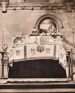 Die Kaiserkrone, der Reichsapfel und das Zepter auf dem Sarg von König Georg in der Westminster Hall, 1936 von Unbekannt