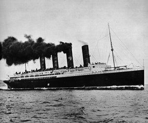 Die Lusitania mit voller Geschwindigkeit, 1915 von Unbekannt