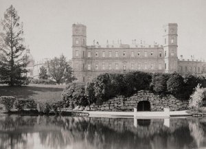 Die Hauptfassade des Palastes in Gattschina, 1870er-1880er Jahre von Unbekannt
