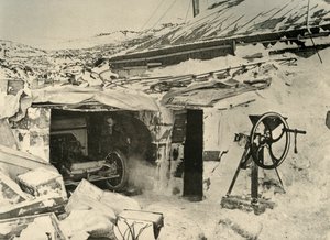 Das Auto in der Garage und der Maisbrecher rechts, um 1908, 1909