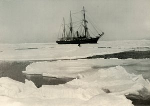 Die Nimrod bahnt sich ihren Weg durch offeneres Packeis, um 1908, 1909 von Unbekannt