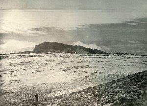 Der alte Krater von Erebus, mit einem älteren Krater im Hintergrund, ca. 1908, 1909