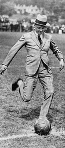 Der Prinz von Wales eröffnet das Fußballspiel Spurs gegen Fulham, 1921