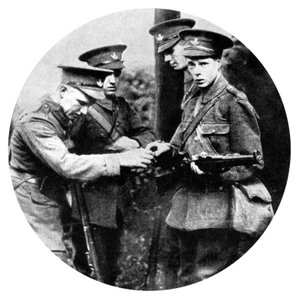 Der Prinz von Wales lädt ein Gewehr bei den Grenadieren, Erster Weltkrieg, 1914 von Unbekannt