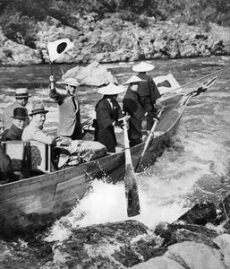 Der Prinz von Wales schießt die Stromschnellen in Kyoto, Japan, 1922 von Unbekannt