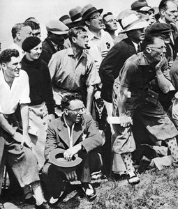 Der Prinz von Wales raucht eine Pfeife bei der Open Golf Championship, St. Andrews, ca. 1930er Jahre von Unbekannt