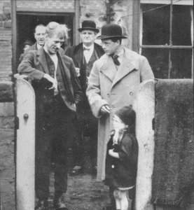 Der Prinz von Wales besucht ein Bergarbeiterhaus im Nordosten Englands, 1929, 1936 von Unbekannt