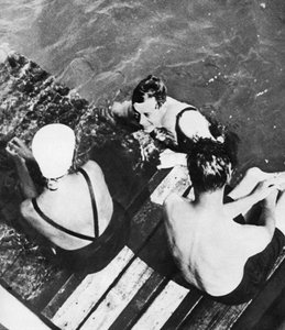 Der Prinz von Wales mit Freunden auf einem Floß, die Riviera, ca. 1930er Jahre von Unbekannt