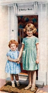 Die Prinzessinnen Elizabeth und Margaret Rose an der Tür des Kleinen Hauses, 1933, um 1935
