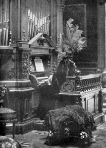 Die Königin von Rumänien spielt die Orgel, 1904
