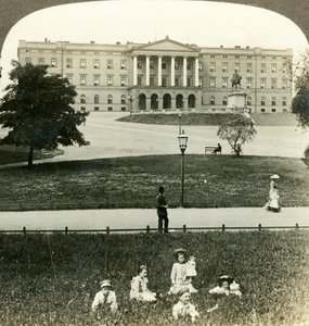 Die Südostfassade des Königspalastes und die Statue von König Karl XIV. Bernadotte, Christiania, Norwegen, um von Unbekannt