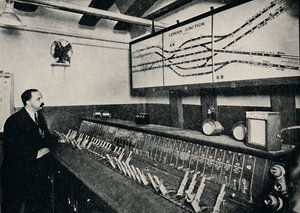 Das Stellwerk an einem U-Bahn-Kreuz, 1926