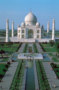 Das Taj Mahal, vom Eingangstor aus gesehen, Agra, Indien