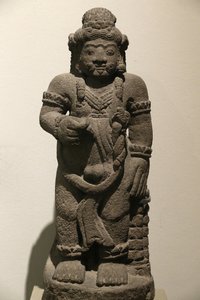 Das Victoria und Albert Museum. Wächterfigur aus einem epischen Drama. Vulkangestein. Indonesien (Ost-Java). 1400-1500. Majapahit-Periode. Vereinigtes Königreich von Unbekannt