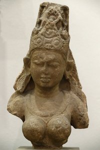 Das Victoria und Albert Museum. Yogini. 800-900. Pratihara-Periode. Sandstein. Zentralindien (Madhya Pradesh). Vereinigtes Königreich