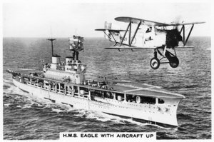 Der Flugzeugträger HMS Eagle und ein Fairey Flycatcher Flugzeug, 1937
