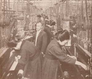 Das geschäftige Innere einer florierenden Seidenfabrik in Japan, 1907 von Unbekannt