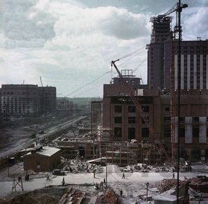 Der Bau des Hauptgebäudes der Moskauer Staatsuniversität auf den Lenin-Hügeln von Unbekannt