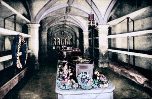 Die Krypta unter dem Chor der St. Georgs-Kapelle, Windsor Castle, 1910-1911 von Unbekannt