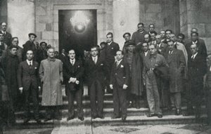 Der Leiter der baskischen Regierung (oder Lehendakari) Jose Antonio Aguirre und Mitglieder der Regierung, Barcelona. Jubert Figueras Private Foundation. von Unbekannt