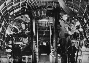 Die Mittelschiffschützen eines RAF-Flugboots an ihren Stationen, ca. 1940