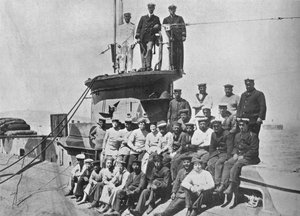 Die Offiziere und die Besatzung des HM-U-Boots E14, 1915 von Unbekannt