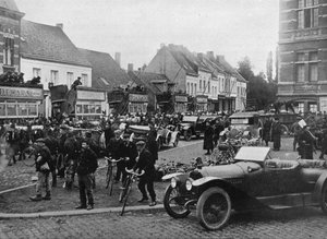 Die Rolle der Kraftfahrzeuge beim Rückzug aus Antwerpen, 1914 von Unbekannt