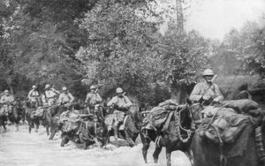 Die Nachschubversorgung einer Maschinengewehreinheit zu Pferd, Aisne, Frankreich, 2. September 1918