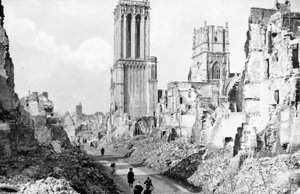 Die Ruinen und die Kathedrale von Caen, Normandie, Frankreich, ca. 1944 von Unbekannt