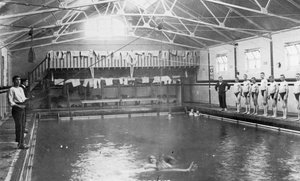 Das Schwimmbad, Royal Navy Ausbildungseinrichtung, Shotley, Suffolk, 1936 von Unbekannt