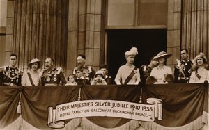 Das silberne Jubiläum Ihrer Majestäten 1910-1935. Die königliche Familie auf dem Balkon des Buckingham Palace, 1935 von Unbekannt