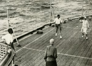 Ihre Majestäten bei einem Spiel von Deck Quoits auf dem Deck der H.M.S. Renown, 1927