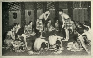 Diese Maori-Kinder an der Nativeschule, Whakarewarewa, spielen ein Handspiel, ca. 1948 von Unbekannt
