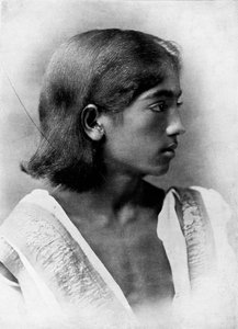 Dies ist ein Foto von J. Krishnamurti, um 1911, 1911 von Unbekannt
