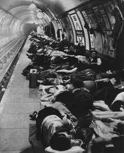 Diejenigen, die in Schutzräume gingen, begannen eine neue Art von Nachtleben, 11. November 1940, 1942
