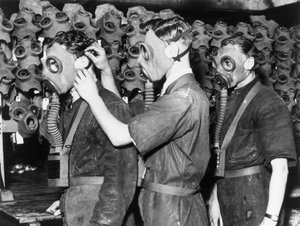 Drei Männer mit Gasmasken, ca. 1930er Jahre